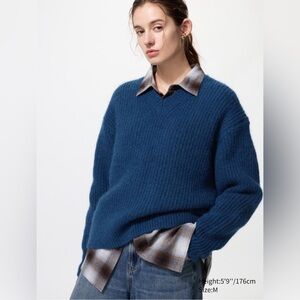 Uniqlo Fluffy V-Neck Wool Blend Sweater in Blue